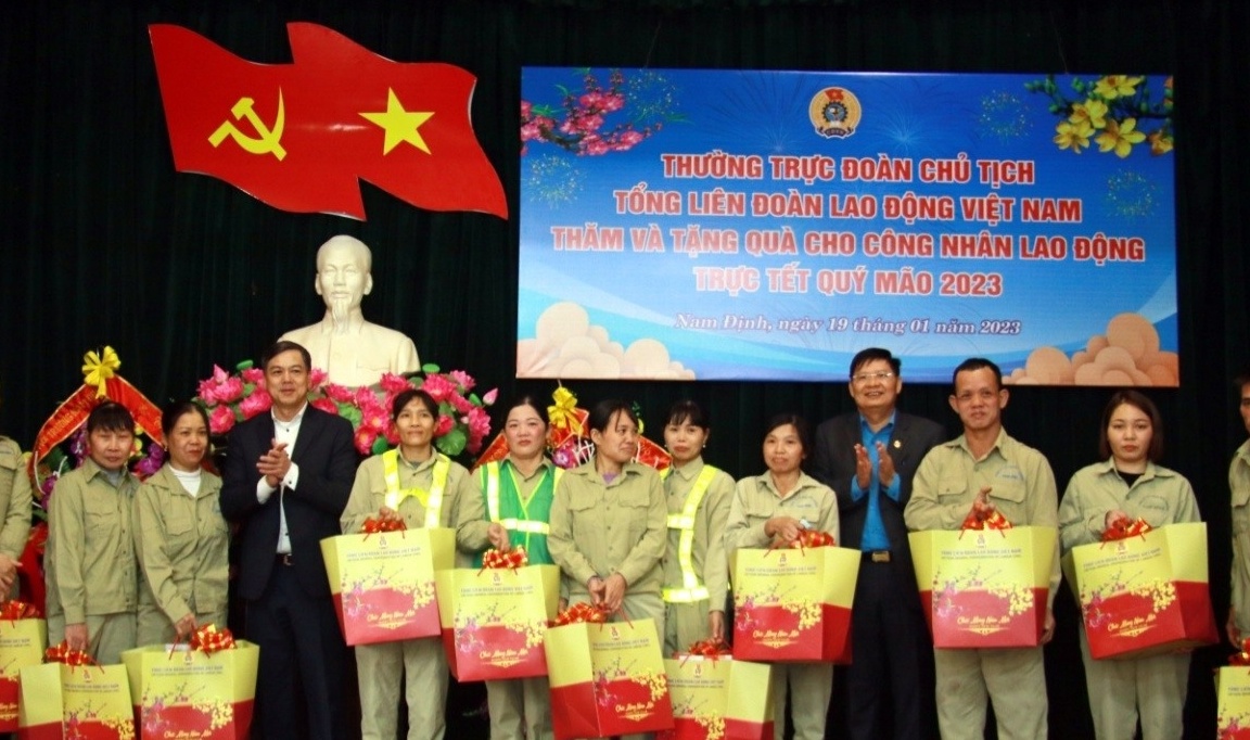 Tổng LĐLĐ Việt Nam tặng quà cho các đơn vị làm nhiệm vụ trực Tết