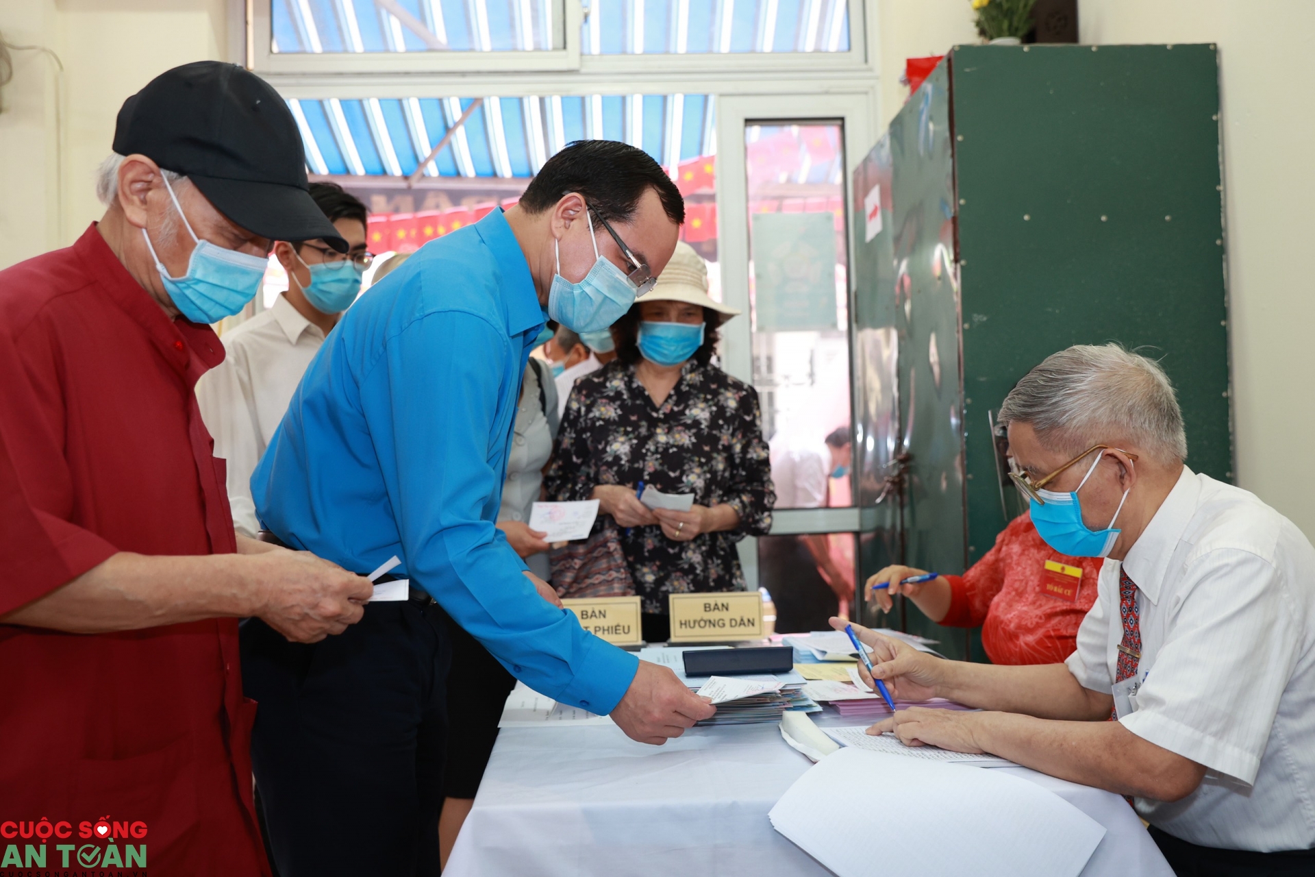 Chủ tịch Tổng LĐLĐ Việt Nam bỏ phiếu bầu cử tại quận Cầu Giấy