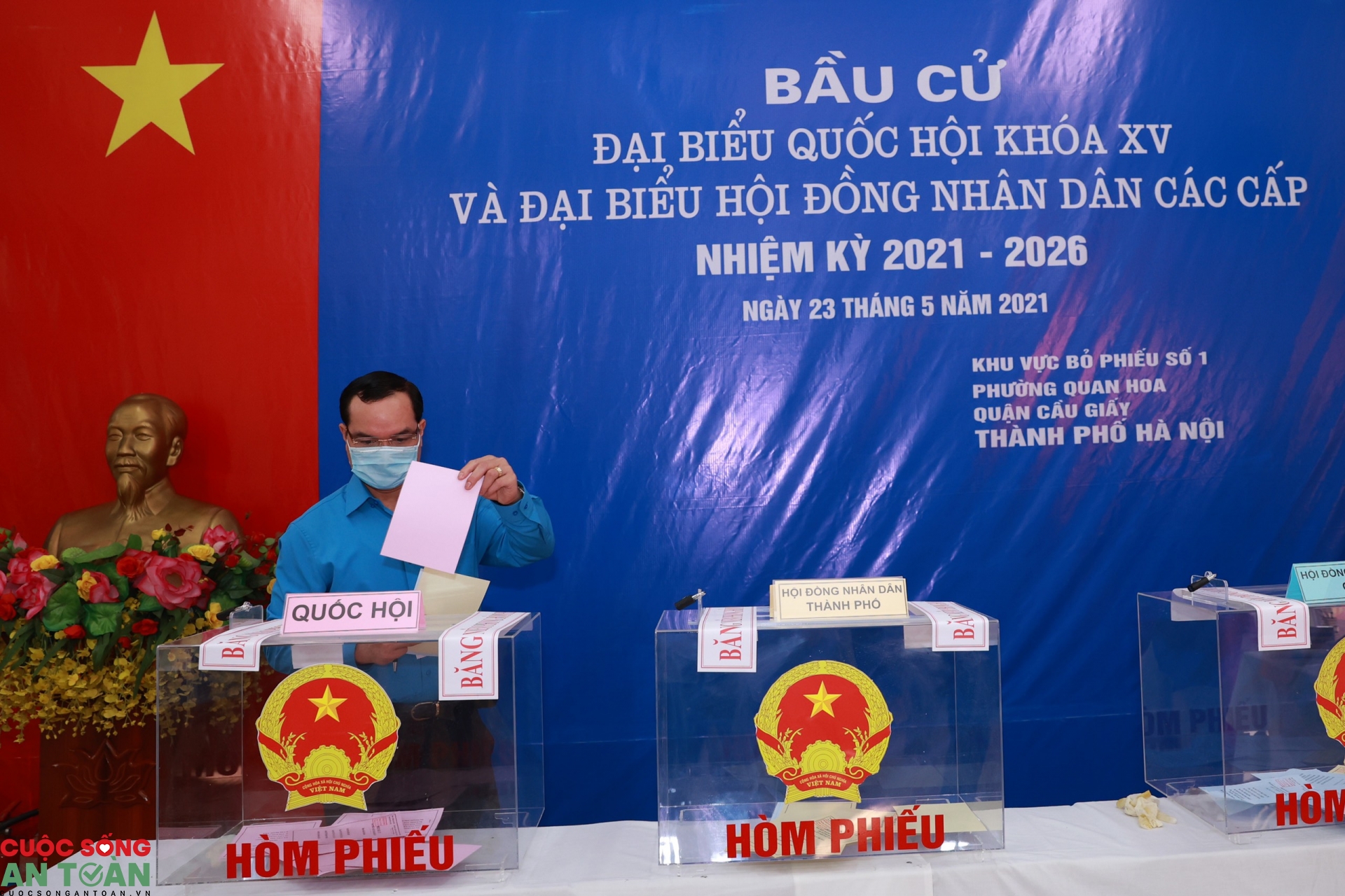 Chủ tịch Tổng LĐLĐ Việt Nam bỏ phiếu bầu cử tại quận Cầu Giấy
